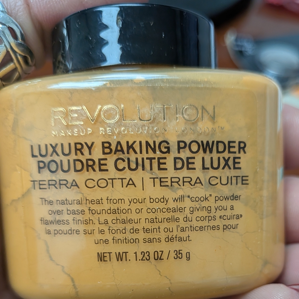 Makeup Revolution Baking Powder in Warm Yellow
